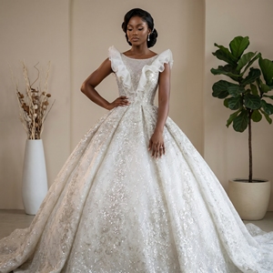 Modern Sweetheart Neckline Backless Floor-Length Heavy Beaded Ball Gown <b>Wedding</b> Dress Deep Chest Applique Lace Chapel Train - Product Image 1