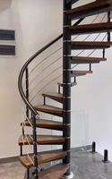Escalier flottant moderne en acier à poutre centrale unique avec marches en bois massif à grain naturel pour villa, duplex, loft