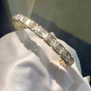 Pulsera Minimalista Clásica de Oro Amarillo de 14K con Diamante Cultivado en Laboratorio con Corte Esmeralda de 22 Quilates, Certificado IGI, de Apricot Jewels - Product Image 1