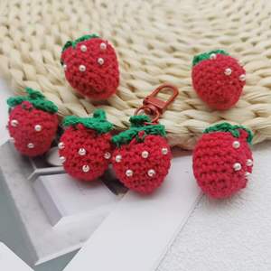 Porte-clés en crochet de perles de fraise écologique de haute qualité, pendentif tricoté mignon pour filles, porte-clés en crochet tissé, pendentif pour sac - Product Image 1