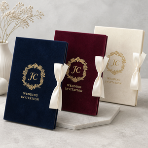 Faire-part de Mariage Luxe sur Mesure, Couverture Rigide, Enveloppe Velours Bleu Marine et Invitations Pliantes Élégantes avec Estampage Doré à Chaud - Product Image 4