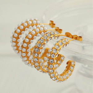 Pendientes de aro en forma de C, oro, imitación de perlas, engaste de bisel con diamantes de imitación, tachuelas de acero inoxidable para mujer, joyería de fiesta - Product Image 2