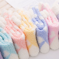 Vente en gros OEM Chaussons en peluche chauds et moelleux avec cœur épais Chaussons de nuit recroquevillés Chaussette de sol confortable à carreaux pour femmes Chaussettes floues