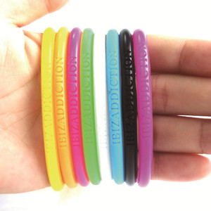 Pulseras de Silicona Ultrafinas Impresas con Serigrafía Ecológica de 1/4 de Pulgada de Ancho, Totalmente Personalizables, Ideales para Eventos y Promociones - Product Image 1