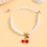 Bracelet à breloques cerises mignonnes, perles blanches imitation nacre, cordon tressé à nœud coulissant réglable, bijoux cadeau pour femme