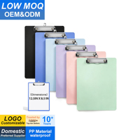Porte-documents en plastique légers format A4, couleurs assorties, clip métallique discret, boucle de suspension rétractable pour l'école et le bureau