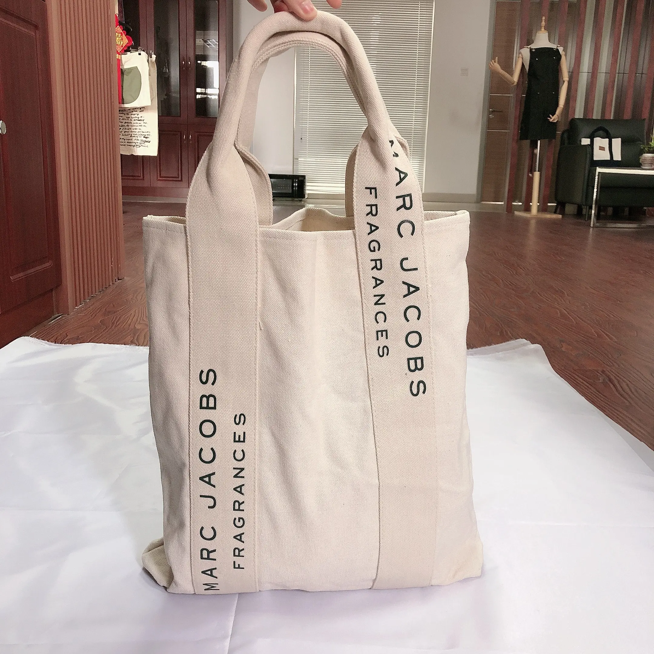 حقيبة حمل كانفاس من القطن الطبيعي سعة 12 أونصة تُصمم حسب الطلب ومزودة بشعار للبيع بالجملة