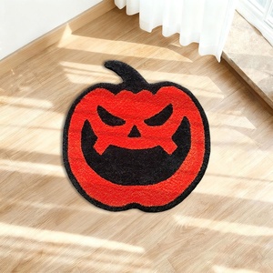 Tappeto a forma di zucca di Halloween rosso e nero, tappeto estetico a forma di Jack-o'-lantern, tappetino in peluche gotico per decorazioni per la stanza - Product Image 1