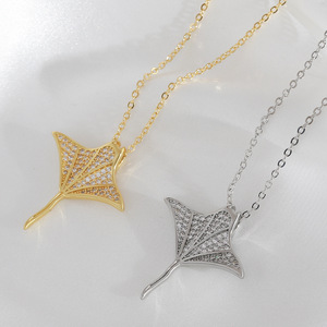 Collier Pendentif Raie Manta de Luxe Plaqué Or 18K avec Zircons Cubiques, Chaîne en Laiton Effet Givré Motif Queue de Poisson, Bijou en Laiton pour Femme, Cadeau d'Été - Product Image 1