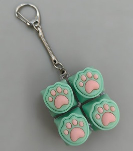 Porte-clés lumineux en silicone en forme de patte de chat, jouet de décompression pour clavier mécanique, 4 touches, couleur bonbon, avec fonction de clic - Product Image 3