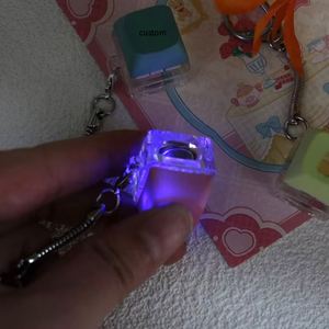 Llavero de teclado con logo personalizado, tipo keycap, con interruptores de presión, llavero con interruptor, llavero con botón de teclado, keycaps, llavero fidget clicker - Product Image 3