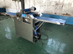 Machine à fabriquer des <span class=keywords><strong>croissants</strong></span> Ligne de production de <span class=keywords><strong>croissants</strong></span> entièrement Mouleur/rouleau/cutter à <span class=keywords><strong>croissants</strong></span> en stock au meilleur prix à vendre - Product Image 3