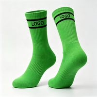 Chaussettes de sport à rayures avec logo personnalisé, haute qualité, unisexe, faible MOQ, chaussettes de yoga et de pilates, broderie tendance, chaussettes tricotées personnalisées