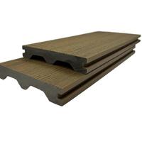 Plancher composite bois-plastique co-extrudé moderne et étanche, système de clic, garantit une résistance au glissement et une longévité pour les terrasses extérieures