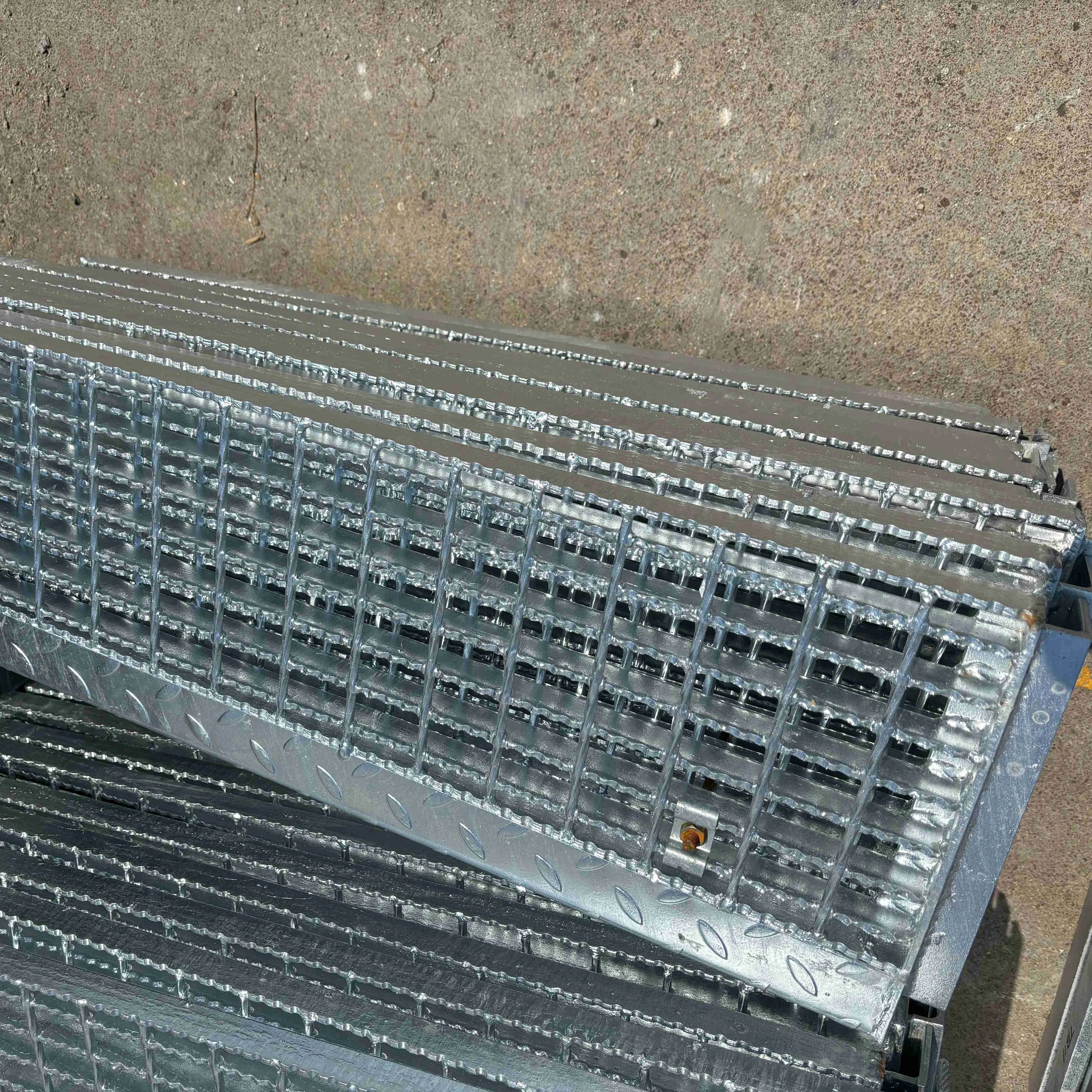 Outdoor Stairs metal Step Treads Galvanized Steel Grating Walkway Anti Corrosion Iron Staircase steps