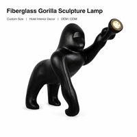 Lampadaire Sculptural Gorille en Fibre de Verre Personnalisé OEM, Statue Lumineuse Animale Moderne pour Hall d'Hôtel de Luxe, Fabricant d'Éclairage d'Intérieur