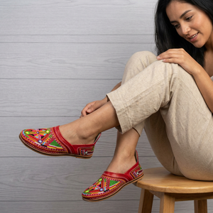 Sandalias de cuero genuino bordadas a mano, punta redonda roja, estilo étnico, con suela de goma con patrón geométrico. - Product Image 1