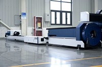 آلة قطع بالليزر الليفي CNC 6020 بقوة 1500-6000 واط مع طاولة تبادل لقطع الصفائح المعدنية والأنابيب مع غطاء كامل