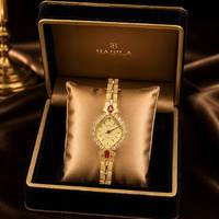 Jam Tangan Wanita Fashion Emas Kecil dengan Dial Berlian Gaya Court, Tali Pola Bunga Buatan Tangan yang Indah, Penunjuk Quartz, dan Casing Akrilik.