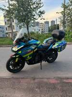 Moto de tourisme sportive d'occasion à refroidissement liquide, avec valises latérales et top-case, moteur à essence