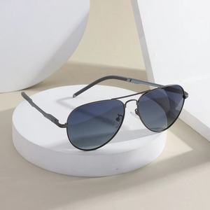 Neue schwarze Herren-Sonnenbrille mit blauem Metallrahmen Hochwertige TAC-polarisierte Gläser Benutzer definiertes Logo auf dem modischen Piloten stil - Product Image 3