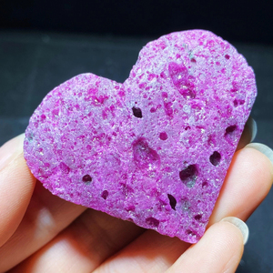 หินแกะสลักรูปหัวใจจากคริสตัลธรรมชาติ หินทับทิมรูปหัวใจ พร้อมปฏิกิริยาแสงยูวี สำหรับเป็นของขวัญ ขายส่ง - Product Image 3