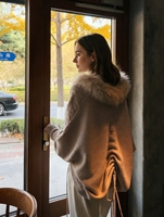 Suéter Oversize con Mangas Murciélago y Cuello de Pelo Sintético - Elegante Tejido Holgado Gris Nube, Top de Moda Otoño Invierno