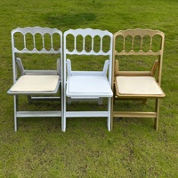 Chaises pliantes en résine Napoléon pour la location de mobilier commercial en gros pour mariages, banquets et événements en extérieur