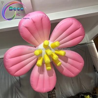 Décor photo géant gonflable en forme de fleur rose avec des étamines jaunes pour l'affichage dans les centres commerciaux