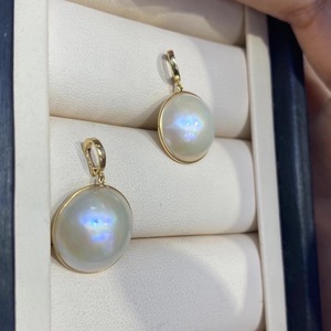Mabei World - Colgante de Perla Mabe de Oro de 18K, Redondo, Blanco, con Engaste de Bisel, Clásico, Unisex, para Uso Diario - Product Image 3