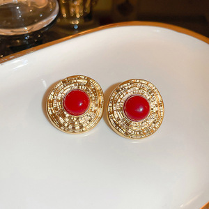 Boucles d'oreilles Erke Tipaki plaquées or avec serti en corail, style vintage, bijoux de mode unisexe - Product Image 6