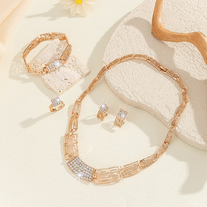 Joyería de Lujo Ligero de Moda para Bodas, Conjunto de Joyería de Aleación con Cristales y Diamantes de Imitación, Collar, Pendientes y Anillo, Superventas en Comercio Exterior - Product Image 3