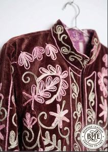 Veste unisexe réversible en velours brodé floral Suzani fait main avec logo BLTE, doublure en coton écologique, prête pour l'été, style bohème hippie - Product Image 5