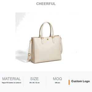 Bolso Tote Estructurado de Cuero Vegano para Mujer con Cierre Magnético, Asas Enrolladas, Herrajes en Oro Mate y Combinación de Colores Personalizada - Product Image 1