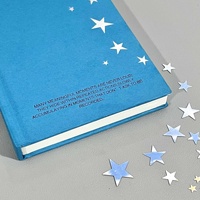 Nouveau carnet à couverture rigide A6 avec motifs d'étoiles bleues et pages vierges, idéal pour la tenue de journaux d'étudiant et la gestion des documents de travail.