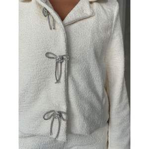 เสื้อแจ็คเก็ตหนังแบบกลับด้านได้ ปักลายสไตล์ตะวันตก วินเทจ สำหรับฤดูใบไม้ร่วง ฤดูใบไม้ผลิ ฤดูหนาว แต่งโบว์ลูกไม้ โพลีเอสเตอร์/คอตตอน ขายส่ง - Product Image 2