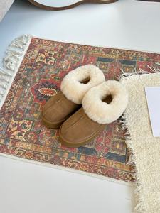 Bottes de neige classiques pour femmes - Chaussures en laine à semelle épaisse de haute qualité, avec une bonne isolation, antidérapantes et respirantes - Product Image 4