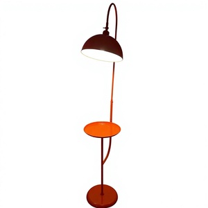 Lampe sur pied industrielle de style mid-century modern avec plateau, base ronde en métal - Product Image 1