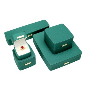Boîtes cadeaux pour bijoux personnalisées en gros, boîte à bijoux en cuir PU fin avec étiquette métallique, boîte de luxe verte et grise pour bague, bracelet, collier - Product Image 1