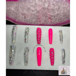 Vernis à ongles haute couture effet cercueil avec paillettes encapsulées, motif filet et perles caviar, rose fluo et transparent - Product Image 2