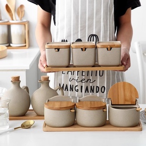 <span class=keywords><strong>Cocina</strong></span> creativa simple salud cerámica condimento olla <span class=keywords><strong>cocina</strong></span> condimento caja <span class=keywords><strong>a</strong></span> prueba <span class=keywords><strong>de</strong></span> humedad azúcar sal olla conjunto <span class=keywords><strong>de</strong></span> tres piezas - Product Image 1