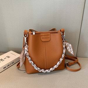 Nouveau Sac Bandoulière Coréen Polyvalent Tendance Quatre Saisons Rétro Grande Capacité Petit Modèle à Large Sangle en PU avec Détail Chaîne 2026 - Product Image 6