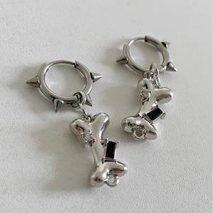 Boucles d'oreilles pendantes Dark Punk en acier inoxydable avec rivets osseux, style tendance pour le quotidien - Product Image 1