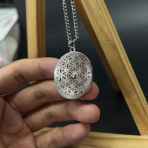 Colgante de cadena personalizado de alta calidad con juego de diamantes huecos Material de aleación de Metal y Zinc Colgante personalizado Premium impreso digital - Product Image 4