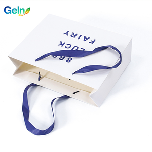 Bolsa <span class=keywords><strong>de</strong></span> Papel Blanco <span class=keywords><strong>de</strong></span> Alta Gama con Asa <span class=keywords><strong>de</strong></span> Cinta Plana, Logotipo Personalizado, Empaque Mate para Boutiques <span class=keywords><strong>de</strong></span> Ropa - Product Image 1