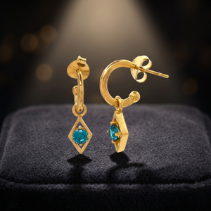 Nouvelle Arrivée Boucles d'Oreilles Chandelier en Laiton Plaqué Or 14 carats et Argent avec Zirconium Bleu Taille Brillante Sertissage Griffe Unisexe pour Soirée - Product Image 2