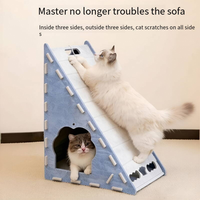 Maison à gratter triangulaire pour chat avec boule suspendue, en polyester. Surface en sisal, double usage pour le repos et le jeu