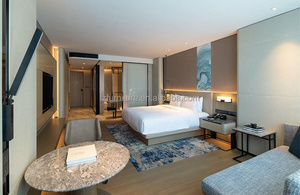 Venta Directa de Fábrica FoShan: Juego de Muebles Modernos para Dormitorio King de Hotel, Estructura de Cama de MDF con Acabado de Madera y Otomana, Personalizable y Económico - Product Image 4