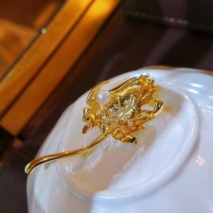 Broche del Año de la Serpiente 2025, Emblema de Dibujos Animados, Serpiente Espiritual que Ofrece Buena Suerte, Conmemora el Año con Estilo - Product Image 5