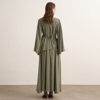 Ensemble Modeste Vert Sauge Personnalisé 2026 – Nouveauté : Tenue 2 Pièces pour Femme Musulmane – Haut Asymétrique à Manches Cloche et Jupe Longue Plissée